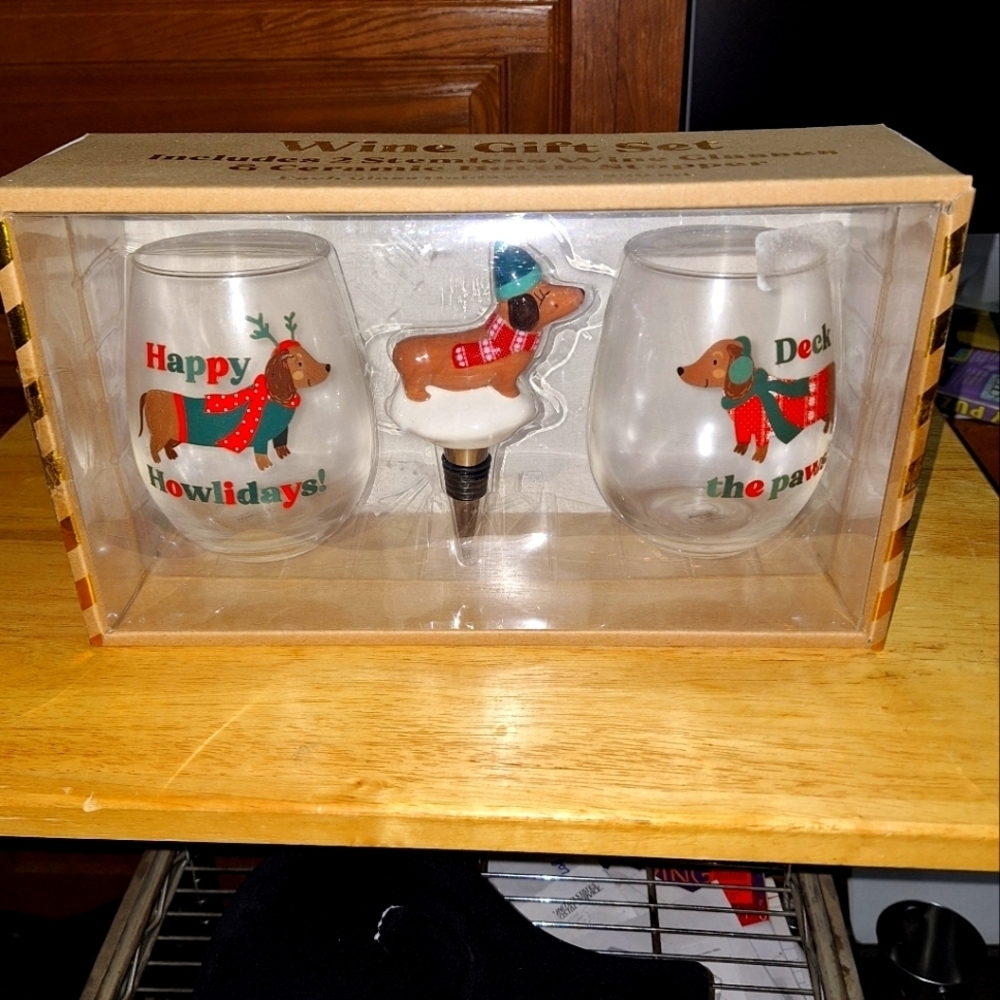 A Melwood by TMD Christmas Dachsund wine gift set. NWT